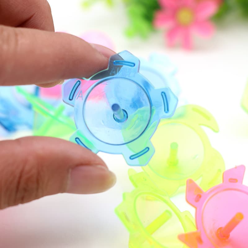 Pião de plástico, brinquedo clássico, luta, nostalgia - imagem 3