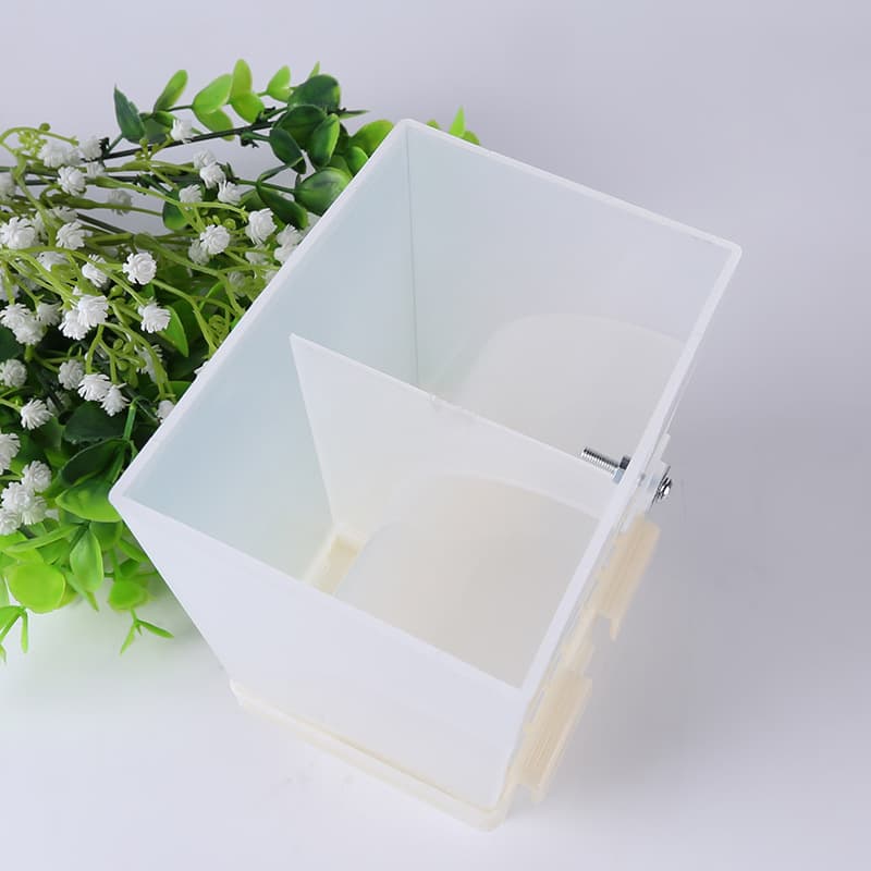 Fornecemos caixas para alimentos à prova de respingos, caixas para alimentos anti-derramamento para pássaros e gaiolas para pássaros em vários formatos. Caixas de comida para pássaros estão disponíveis em grandes quantidades. - imagem 4
