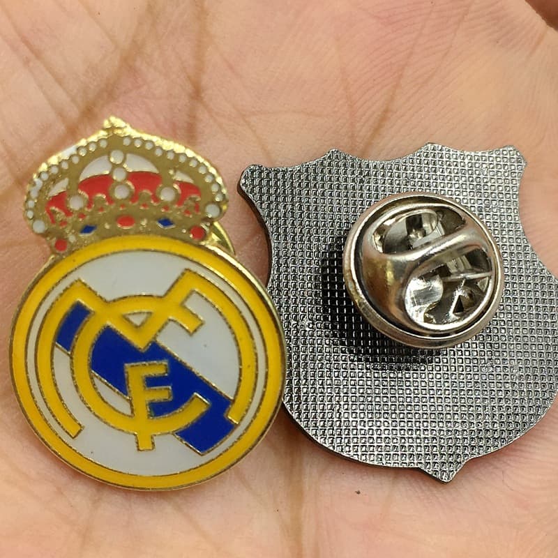 Broche de metal de futebol, crachá comemorativo, presente de aniversário - imagem 5