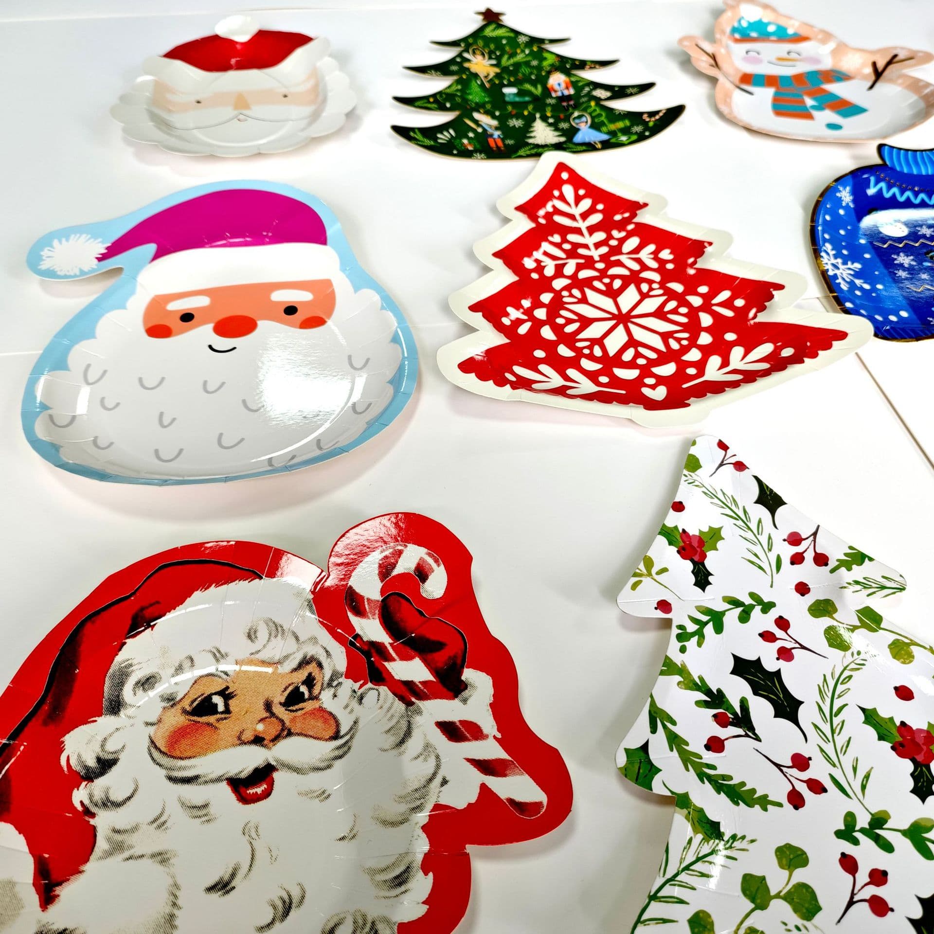 Pratos de papel descartáveis em formato especial para festa, tema de Natal, árvore de Natal, Papai Noel - imagem 2