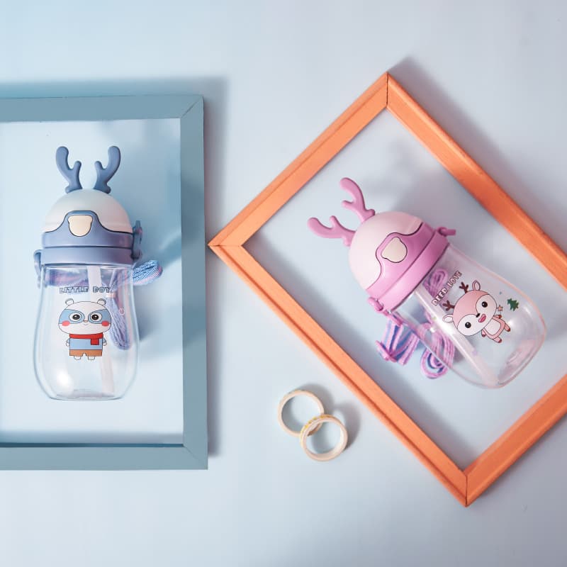 银仟 Palha de desenho animado infantil com vidro, bule portátil de plástico para estudantes, absorvente de água, proteção contra quedas - imagem 3