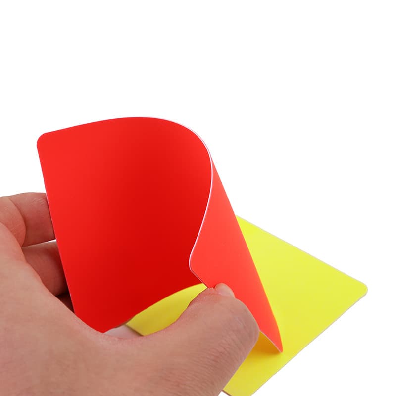 Árbitro de futebol cartão vermelho e amarelo cartão amarelo cartão vermelho com papel, lápis e estojo de couro, o árbitro registra a penalidade cartão amarelo e vermelho - imagem 4