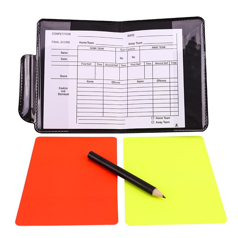 Árbitro de futebol cartão vermelho e amarelo cartão amarelo cartão vermelho com papel, lápis e estojo de couro, o árbitro registra a penalidade cartão amarelo e vermelho - imagem 1