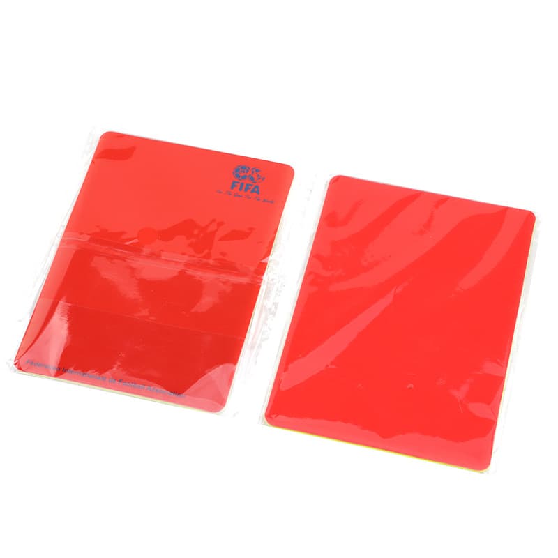 Árbitro de futebol cartão vermelho e amarelo cartão amarelo cartão vermelho com papel, lápis e estojo de couro, o árbitro registra a penalidade cartão amarelo e vermelho - imagem 6