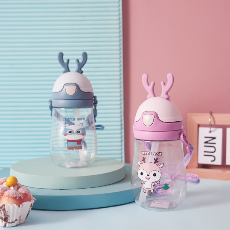 银仟 Palha de desenho animado infantil com vidro, bule portátil de plástico para estudantes, absorvente de água, proteção contra quedas - imagem 1